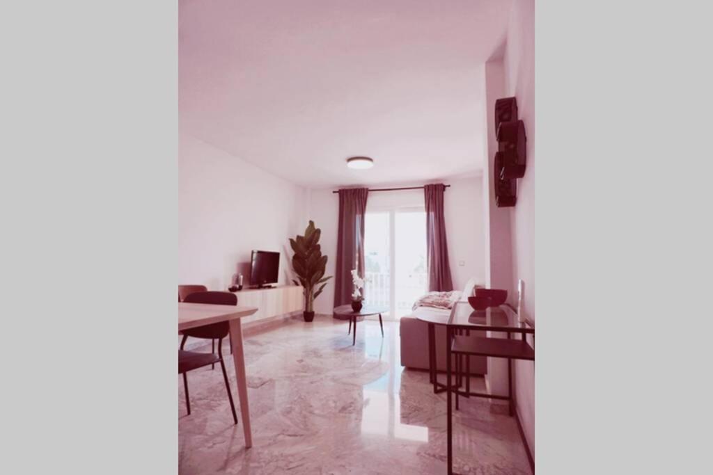Cozy 2 Bedroom Apartment. Parking Included. Leilighet